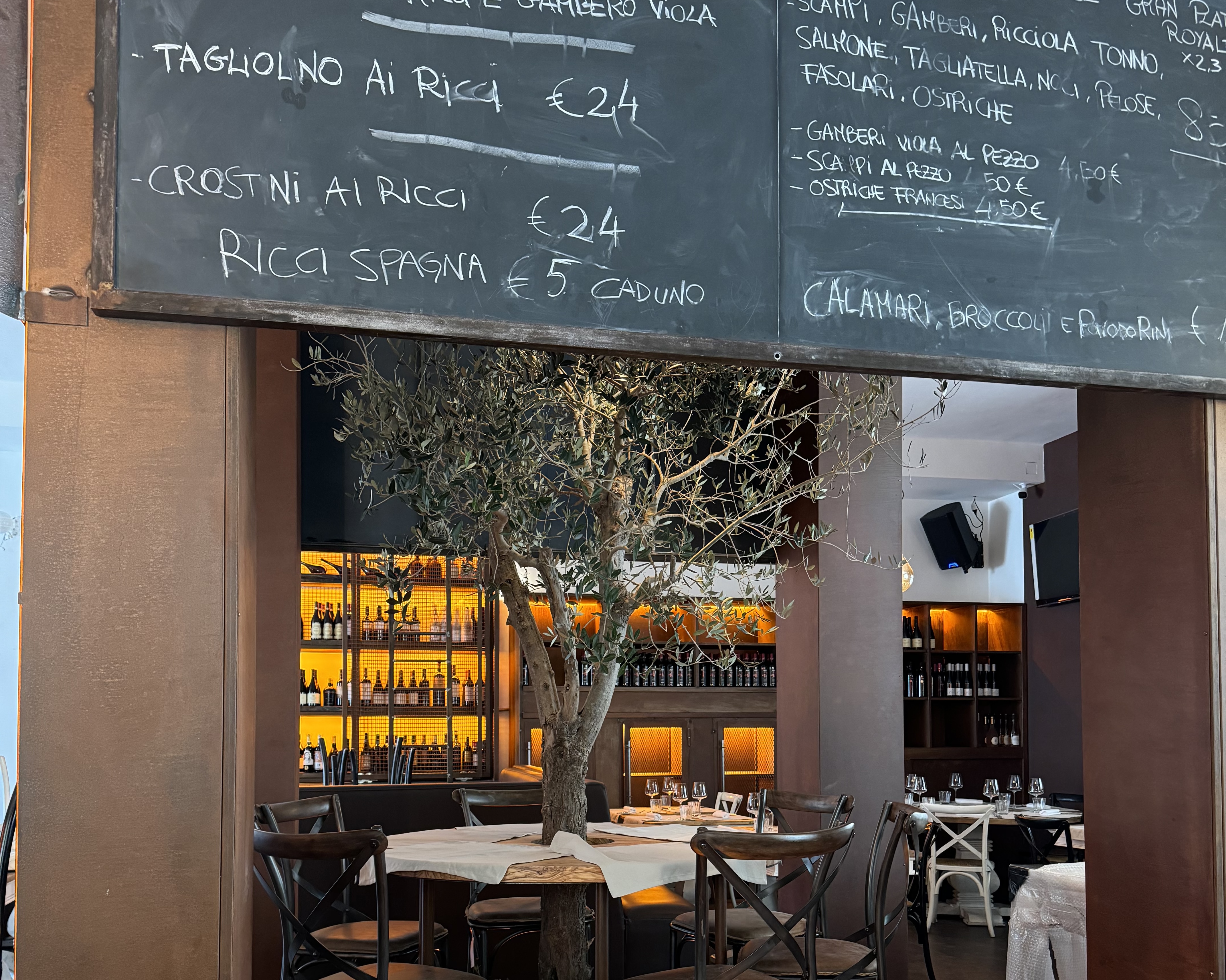 Interni dello steak and fish restaurant Il Bacaro & Zio Pesce a Lecce